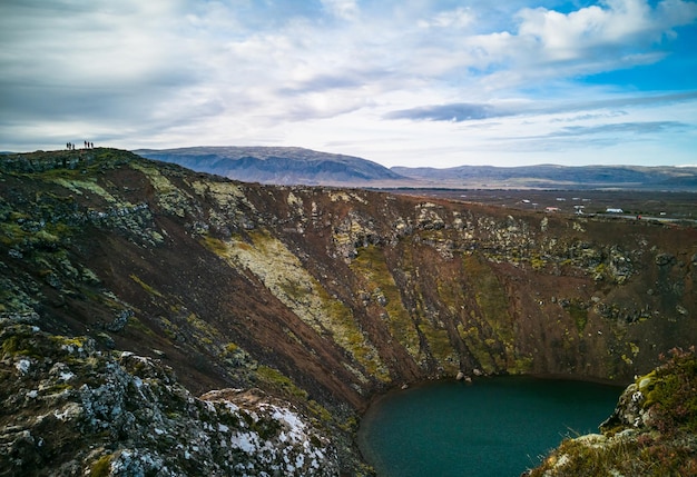 Cráter Kerid con silueta de turistas en islandia