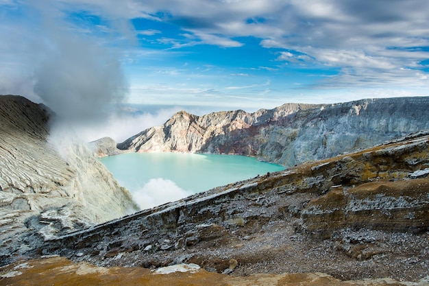 Foto cráter y lago del volcán kawa ijen