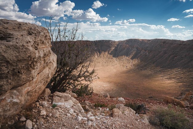 El cráter del meteorito Arizona vista de la depresión del desierto rocoso