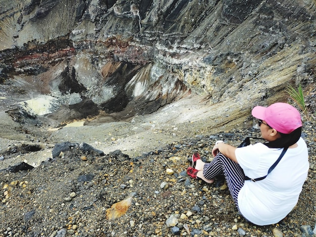 Foto el cráter del monte lokon en indonesia