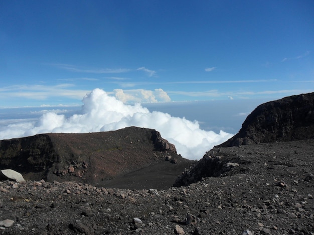 El cráter del volcán activo Slamet Mountain, Indonesia.