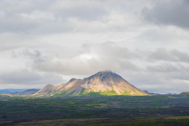 Cráter del volcán de anillo Hverfjall en la región de Myvatn en el norte de Islandia