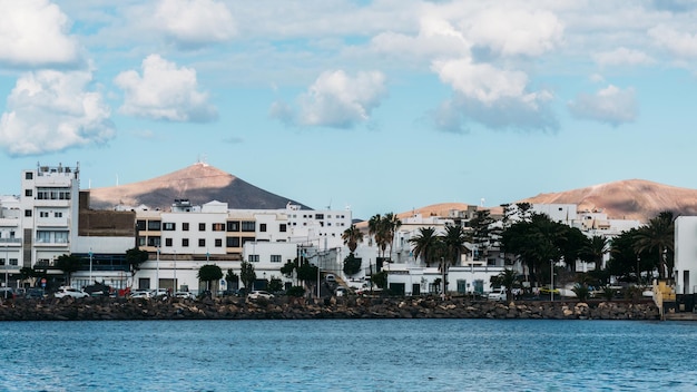 El cráter del volcán Cuervo de Lanzarote Islas Canarias España con la ciudad en primer plano