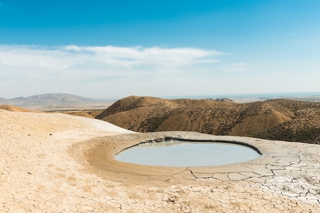 Cráter del volcán de lodo