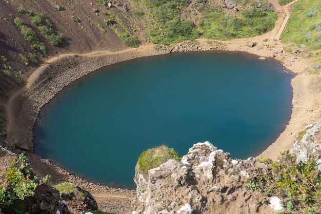 Cráter volcánico Kerid en Islandia