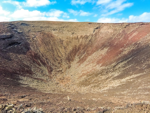 Cratera do vulcão Calderon Hondo perto de Corralejo, costa norte da ilha de Fuerteventura, nas Ilhas Canárias. Espanha