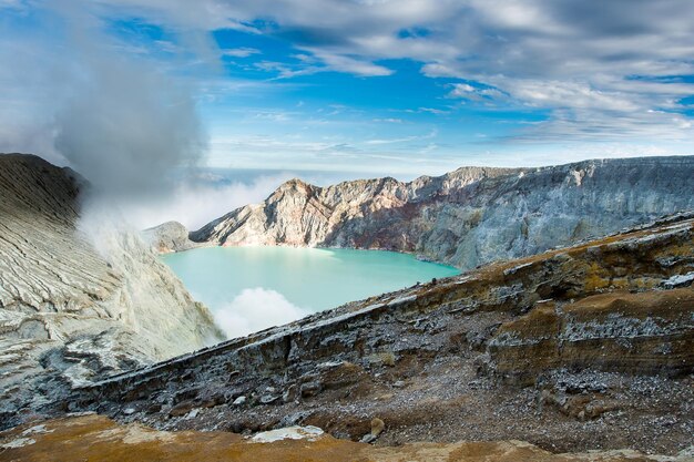 Foto cratera e lago do vulcão kawa ijen