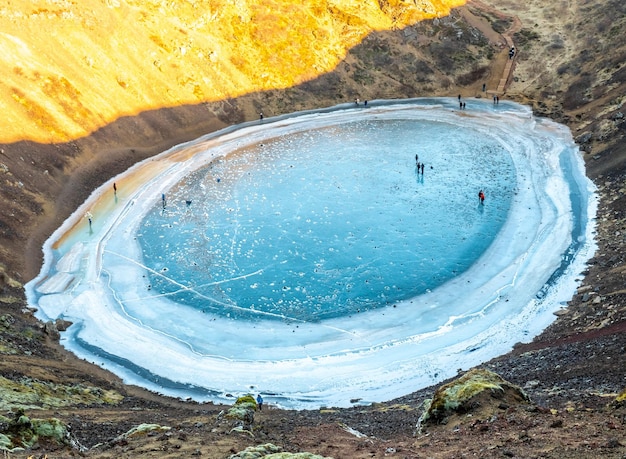 Cratera Kerid enorme cratera vulcânica tranquila na temporada de inverno torna-se lago de gelo duro na Islândia