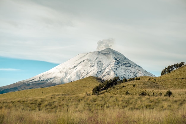 Cratera nevada de um vulcão ativo