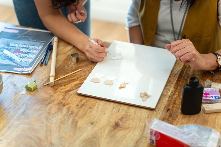 Foto crea hermosos pendientes de arcilla de polímero en este divertido taller