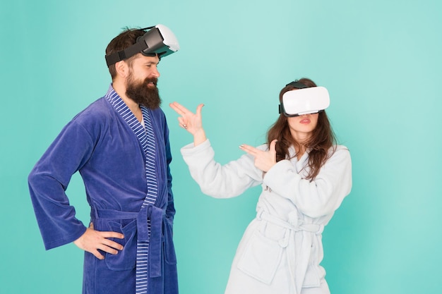 Crea tu realidad. mundo de la imaginación. pareja familiar usa anteojos vr. chica y hombre hipster relajarse en bata de baño. mañana comienza con la tecnología del futuro. pareja digital. innovación en las relaciones familiares.