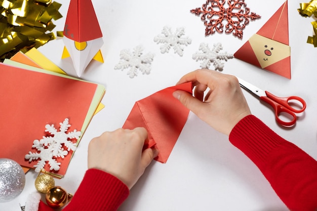 Creación de artesanías de origami a partir de papel para Navidad y Año Nuevo.