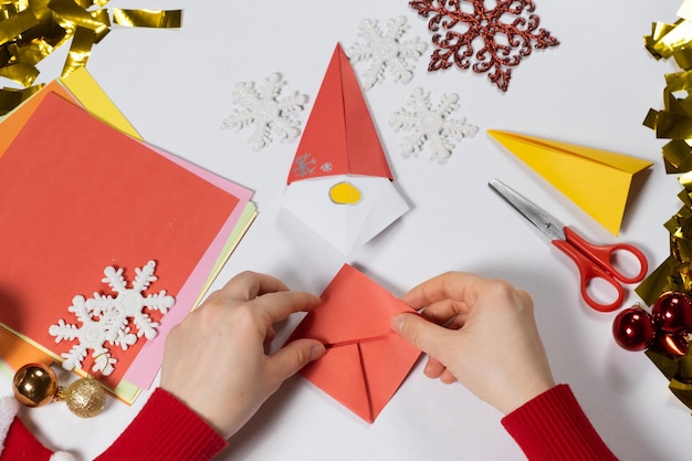 Creación de artesanías de origami a partir de papel para Navidad y Año Nuevo.