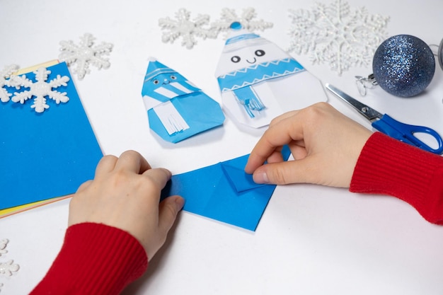 Creación de artesanías de origami a partir de papel para Navidad y Año Nuevo.