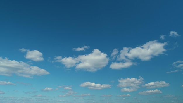 Creación de una atmósfera pacífica y refrescante cielo azul con nubes panorama cielo azul con Nubes