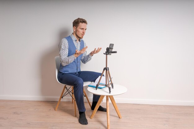 Creación de contenido para redes sociales Hombre barbudo toma video él mismo usando