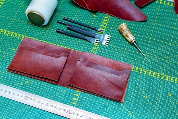 Creación de coser cuero artesanal billetera leathercraft. Patrón, herramientas, cuero.