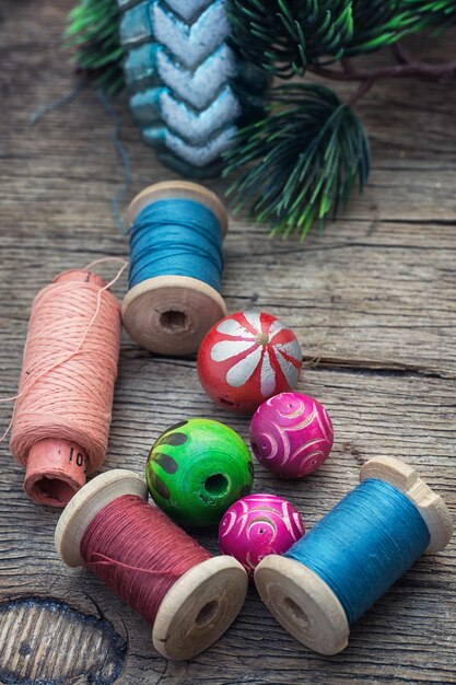 La creación de decoraciones navideñas.