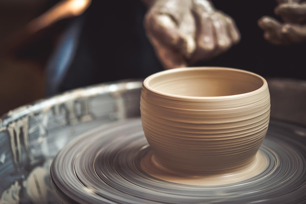 Creación de primer plano de jarrón de arcilla blanca. Maestro olla.