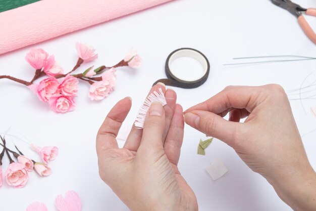 Creación de una rama de primavera con flores de sakura a partir de papel corrugado Clase magistral de bricolaje