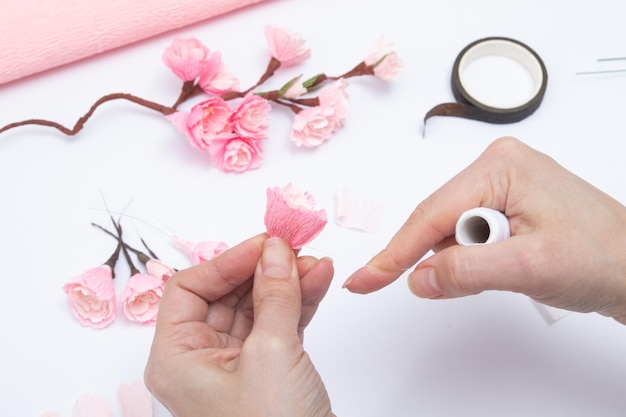Creación de una rama de primavera con flores de sakura a partir de papel corrugado Clase magistral de bricolaje