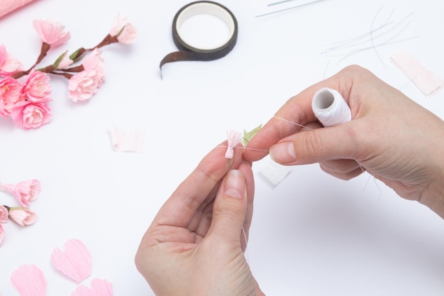 Creación de una rama primaveral con flores de sakura a partir de papel corrugado. Clase magistral de bricolaje.