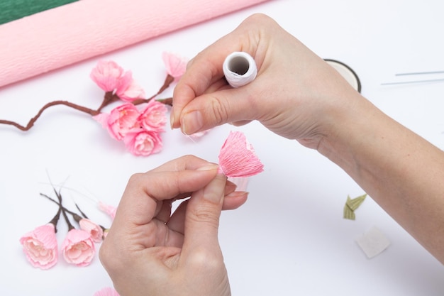 Creación de una rama primaveral con flores de sakura a partir de papel corrugado. Clase magistral de bricolaje.