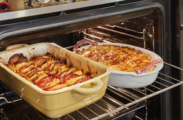 Creaciones caseras de horno Pastel recién horneado y patatas en platos de cerámica Saboreando el confort Pastel horneado e patatas en platos de cerámica del horno