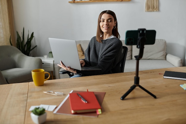 Creador de contenidos que trabaja desde su oficina en casa