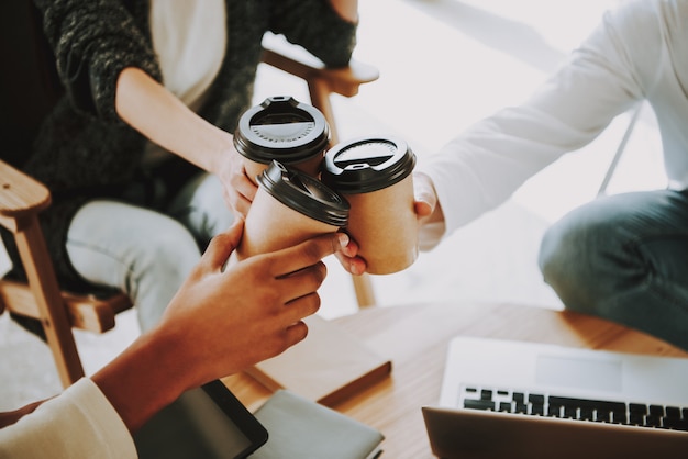 Creadores de personas beben café en el lugar de coworking.