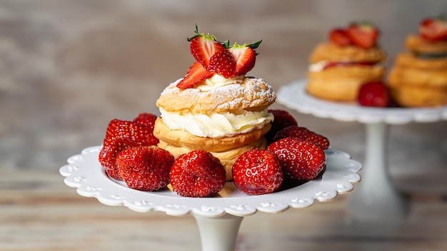 Foto creampuff de fresa en un puesto de pasteles