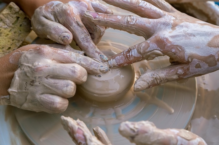 Foto creando una escultura de primer plano de arcilla manos haciendo productos de arcilla el escultor en el trabajo
