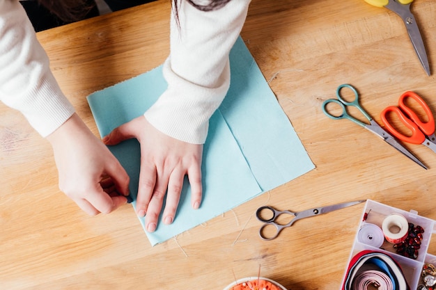 Creando un patrón para coser una máscara médica hecha a mano.