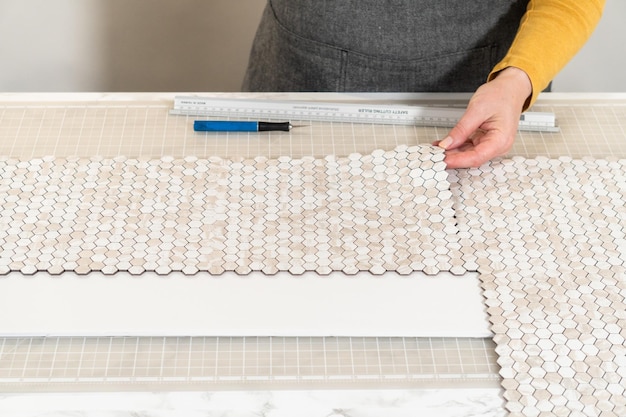 Crear un backsplash elegante con azulejos de cáscara y palo