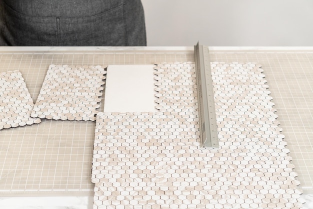 Crear un backsplash elegante con azulejos de cáscara y palo