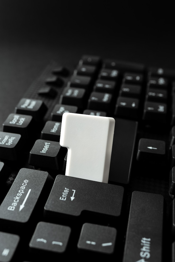 Foto crear un libro nuevo, jugar juegos de computadora, redactar contenido nuevo, comenzar novelas con poemas nuevos, hablar con amigos, familiares, comunicaciones globales, estudio de investigación web