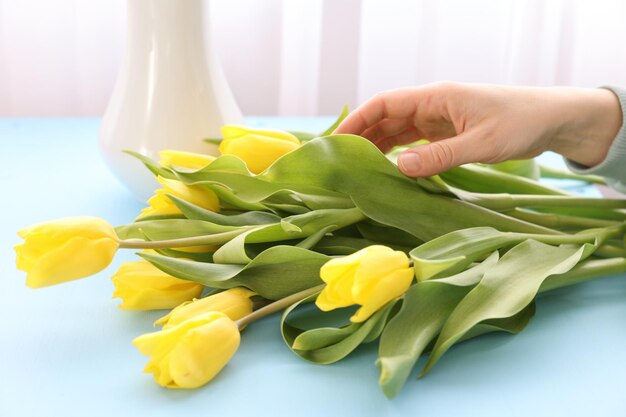 Crear un ramo de tulipanes amarillos