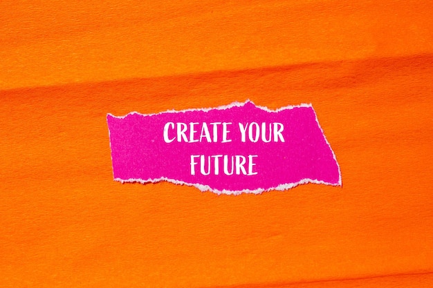 Foto crear sus palabras futuras escritas en un pedazo de papel rosa rasgado con fondo naranja conceptual crear su símbolo futuro copiar espacio