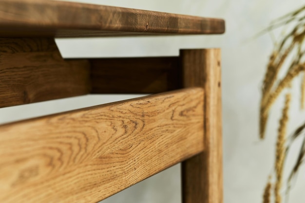 Foto creative close-up composição da elegante mesa de jantar de madeira. belas decorações e acessórios para casa. design moderno de interiores para casa. inspiração wabi-sabi. modelo.
