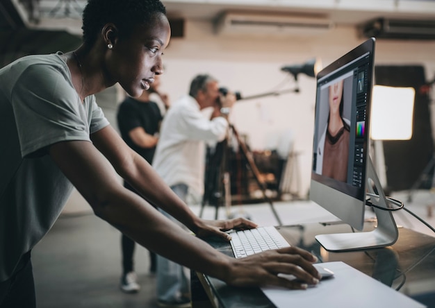 Creative überprüft die Aufnahme auf dem Monitor