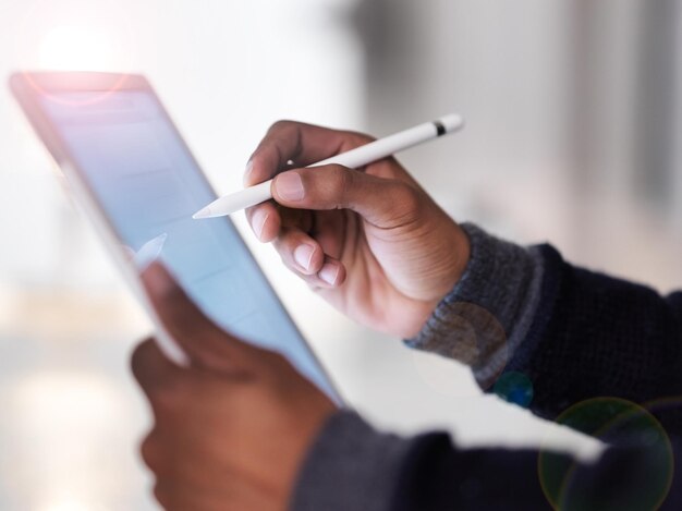 La creatividad es inteligencia divirtiéndose Captura de pantalla recortada de un hombre irreconocible usando una tableta digital y un bolígrafo