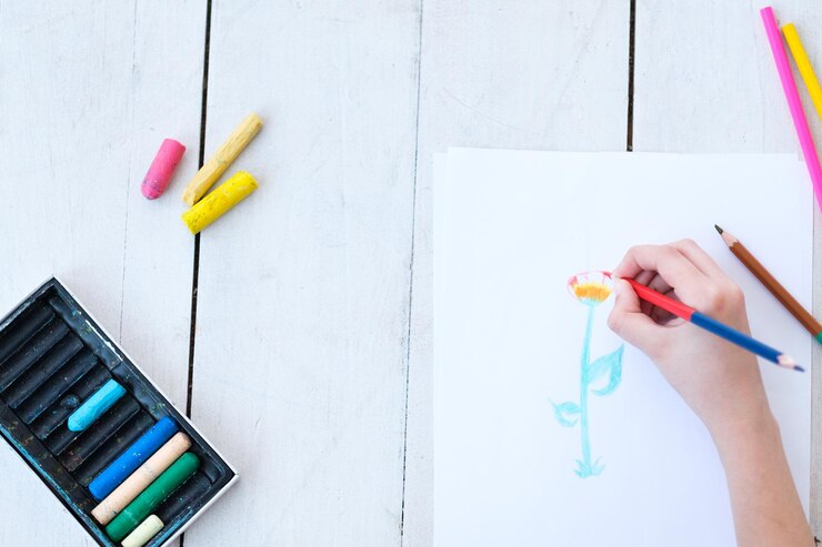 Foto creatividad infantil y pintura artística del ocio infantil de las flores y la autoexpresión dibujando a mano en un trozo de papel