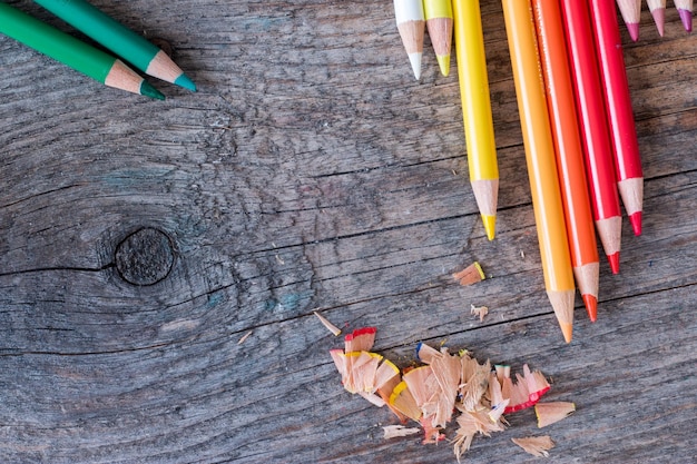 Foto creatividad lápices multicolores sobre mesa de madera rústica