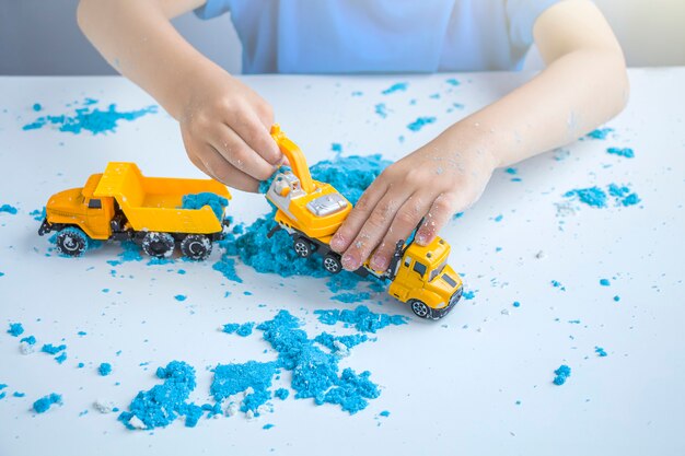 La creatividad de los niños. Juegos cinéticos de arena para el desarrollo infantil en el hogar.