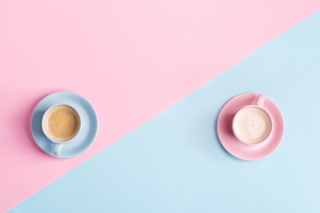 Foto creativo fondo rosa azul pastel con dos tazas de cerámica de bebida de café recién hecho