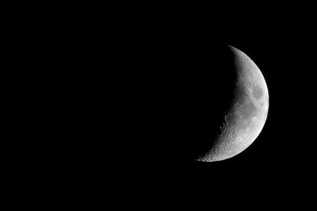 Creciente luna creciente vista con telescopio