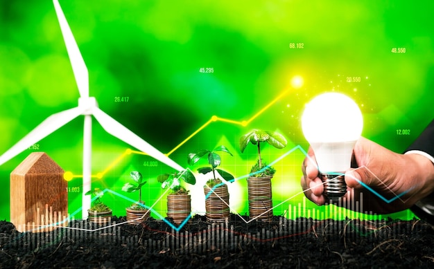 La creciente pila de monedas con la mano de un empresario ESG sosteniendo una bombilla como idea de inversión ecológica con potencial de crecimiento sostenible conduce a un rendimiento financiero rentable y a la protección del medio ambiente.