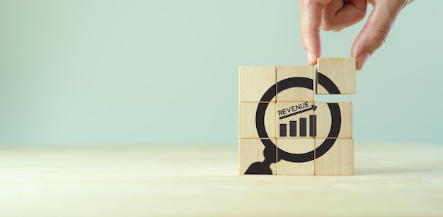 Crecimiento del concepto de ingresos Plan de análisis Logro de la estrategia de objetivos Análisis de los estados financieros Logro de las metas y éxito empresarial Colocación de cubos de madera con iconos de ingresos y ampliación