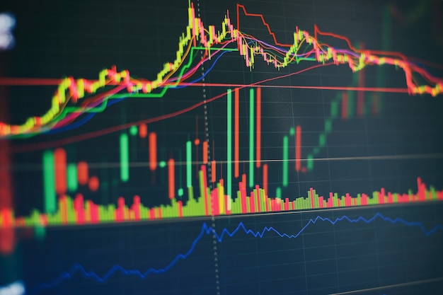 Crecimiento económico, recesión. Plataforma virtual electrónica que muestra tendencias y fluctuaciones del mercado de valores, análisis de datos de tablas y gráficos para conocer el resultado.