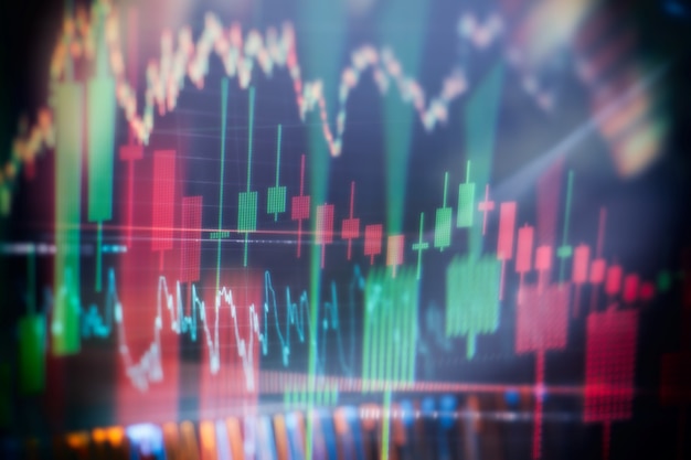 Crecimiento económico, recesión. Plataforma virtual electrónica que muestra tendencias y fluctuaciones del mercado de valores, análisis de datos de tablas y gráficos para conocer el resultado.